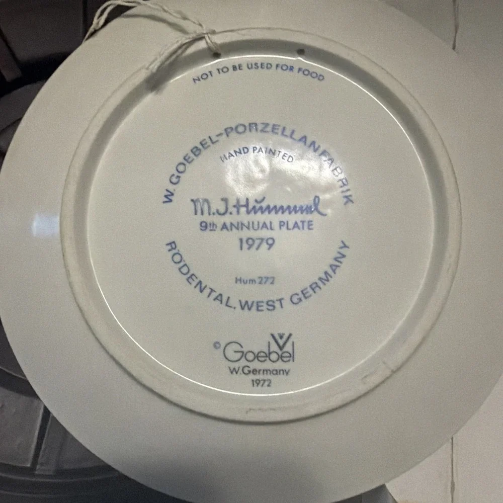 Goebel Hummel 1979 Annual Plate Singing Lesson Bas Relief Hum 272 West Germany